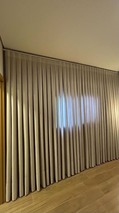 Cortina modelo mini wave com ondas mais fechadas.